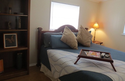 New Braunfels Cottage | River, Lake and Lovers...just two blocks from the River! NEW LOWER RATES!!