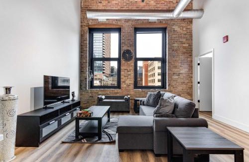 Downtown Chicago Apartment | River North Rooftop With In and Out Parking 6