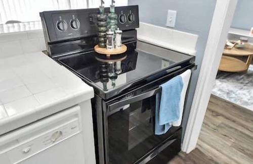 Greenway Plaza-Upper Kirby Apartment | River Oaks Central w/High-Speed WiFi & Walkable