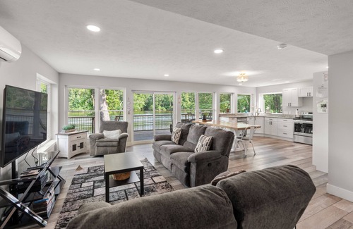 Bristol Cottage | River Retreat W/HOT TUB/Game room