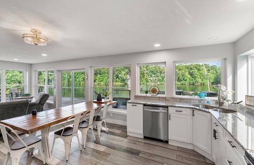 Bristol Cottage | River Retreat W/HOT TUB/Game room