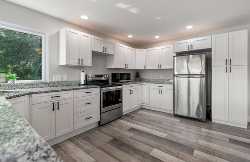 Bristol Cottage | River Retreat W/HOT TUB/Game room