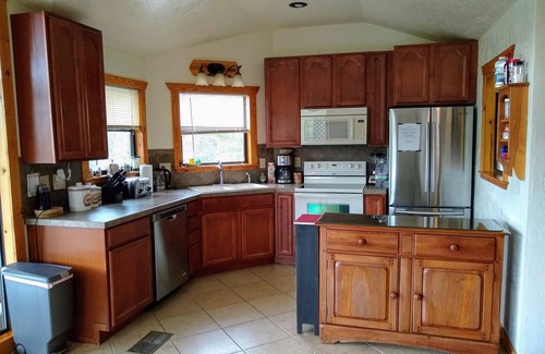 Wimberley Resort | River Rose Retreat Center: Whole property holds 15 adults