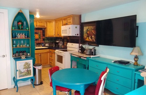 Wimberley Resort | River Rose Retreat Center: Whole property holds 15 adults