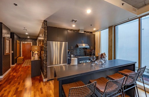 Hood River Condo | River Run Retreat - Stylish Downtown Loft, Heart of Hood River, Above Doppio
