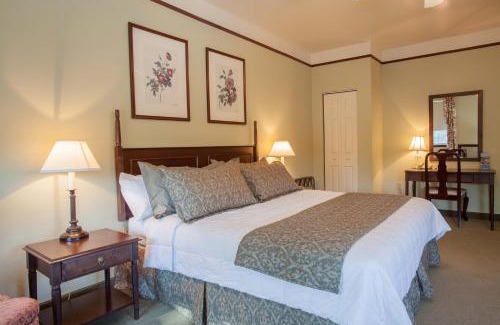 College Resort | River's Edge Resort