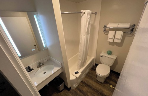 West Hatfield Hotel | River Valley Inn