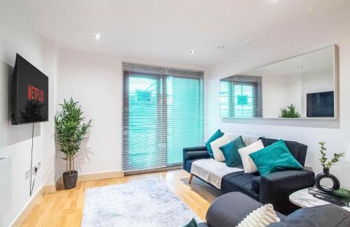 Leeds Apartment | River View 2-Bed Apartment with Balcony Leeds Dock