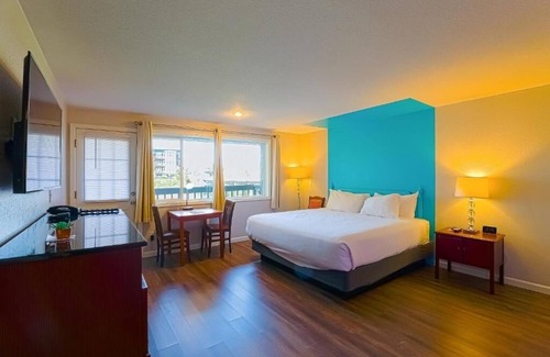 Seaside Hotel | River View Room with Comfortable Bed Near Seaside Main Drag