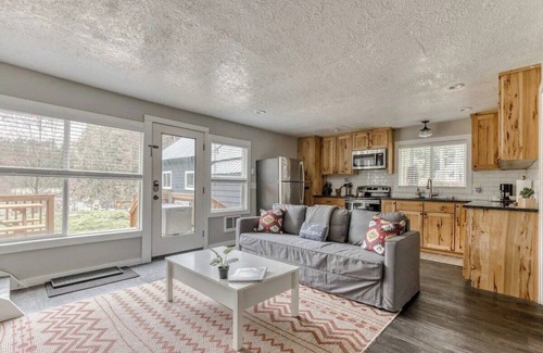 Zigzag Cabin | Riverbend Cabin Hot Tub, River Front Dog Friendly