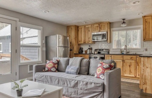 Zigzag Cabin | Riverbend Cabin Hot Tub, River Front Dog Friendly