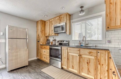 Zigzag Cabin | Riverbend Cabin Hot Tub, River Front Dog Friendly