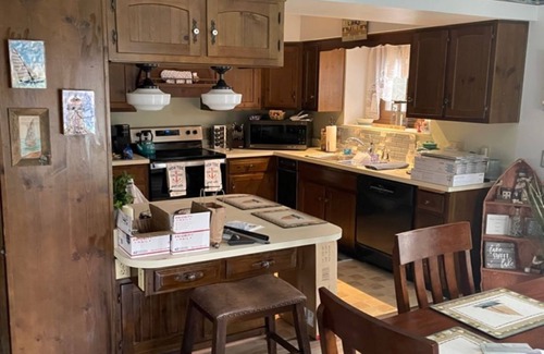 Vermilion House | RIVERBEND RETREAT ENTIRE HOUSE WATERFRONT OASIS WITH HOT TUB