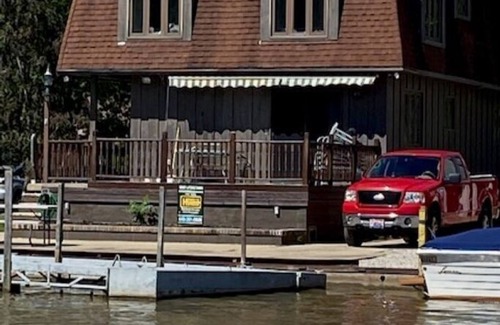 Vermilion House | RIVERBEND RETREAT ENTIRE HOUSE WATERFRONT OASIS WITH HOT TUB