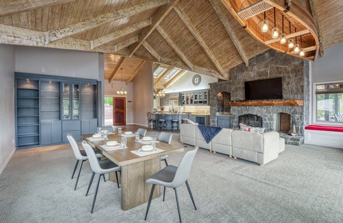Kernville House | Riverfront 3BR w/Dock—Siletz Sanctuary II 30+ Nights Lincoln City & Depoe Bay