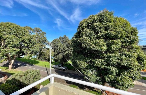 Ascot Vale House | Riverfront Bliss - Walking distance to Showgrounds/Flemington Racecourse