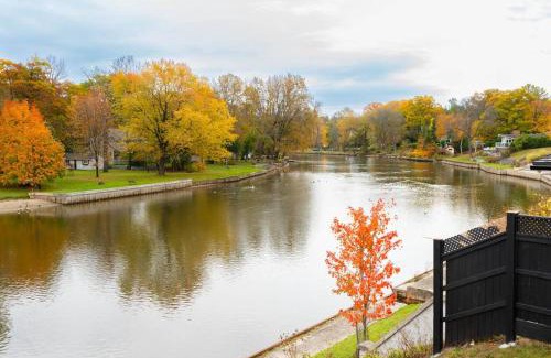 Wasaga Beach Villa | Riverfront Cottage Canoe Included & Playroom Fun