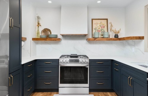 Cascade Cabin | Riverhouse North~Hot Tub~Large Gas Fire Pit~Riverfront~Hammock