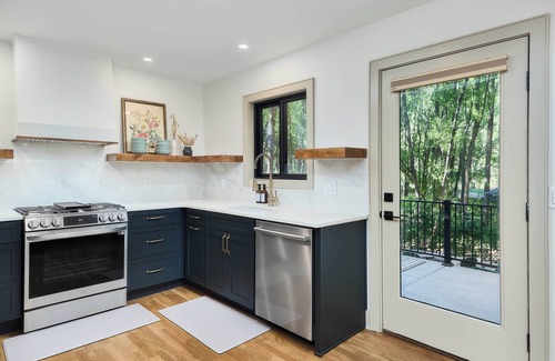 Cascade Cabin | Riverhouse North~Hot Tub~Large Gas Fire Pit~Riverfront~Hammock