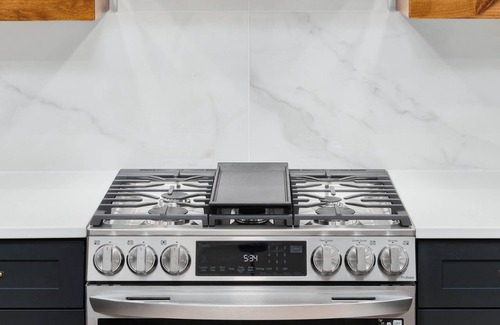 Cascade Cabin | Riverhouse North~Hot Tub~Large Gas Fire Pit~Riverfront~Hammock