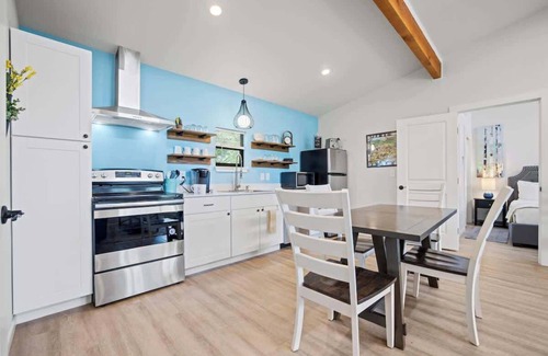 Fredericksburg House | Rivers Edge Cottages -Sleeps 36-Walk to the River!