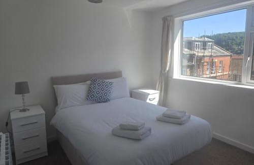 Dartmouth Apartment | Riverside 9