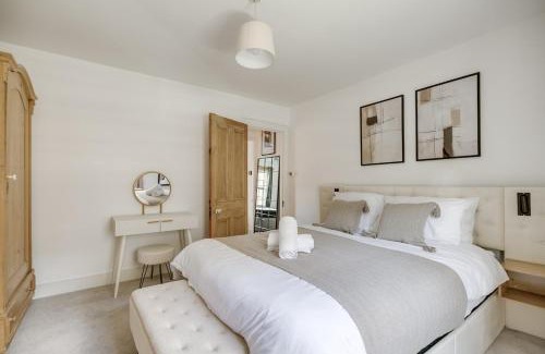 Hertford House | Riverside Cottage Retreat Hertford Town Sleeps 6