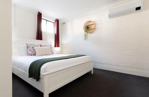 Riverside Apartment | Riverside Gem with Parking and WiFi