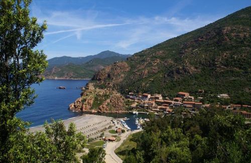 Taglio-Isolaccio House | Riverside Home in Folelli