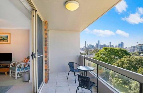Auchenflower Apartment | 'Riverside Terrace' Inner-city Retro-chic with Pool