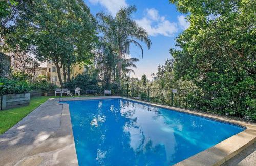 Auchenflower Apartment | 'Riverside Terrace' Inner-city Retro-chic with Pool