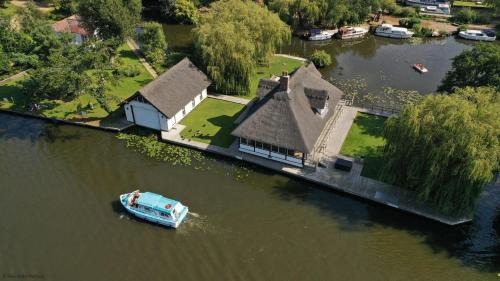 Horning House | Riversmead Cottage in the center of the village of Horning on the Norfolk Broads