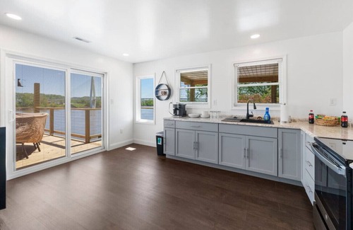 Russell Apartment | RiverSuite2 - A the view that soothes a soul.