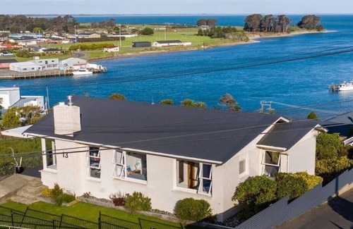 Riverton House | ★Riverton Views has Spectacular Views!★Beach/Township 2 mins★Wifi★