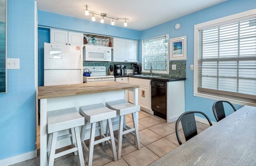 Old Town Apartment | Road s End by Brightwild Steps to Duval St