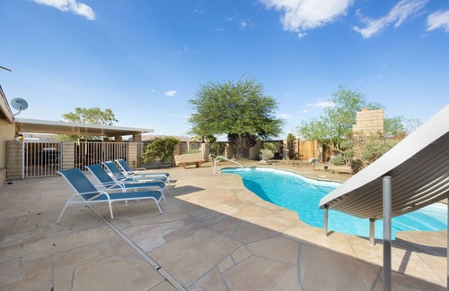 Yucca Valley House | π¦ Roadrunner Inn - Pool, Hot Tub, BBQ and Fire Pit! π¦