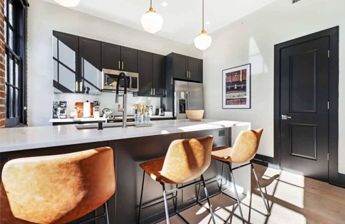 Arts/Warehouse District House | Roami at The Lola | Group Friendly | 4 Bedroom Apt