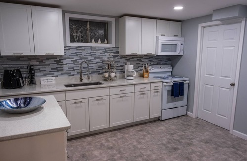 Roanoke House | Roanoke’s modern Lower Level Apt. (Basement).