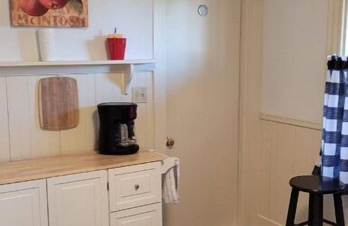 East Haven  Rutland County Apartment | Roberts ave. Immaculate Rental For Nurses Apt C