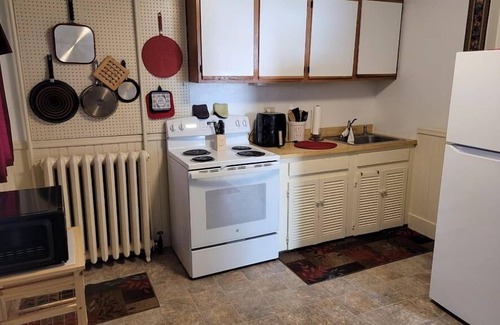 East Haven  Rutland County Apartment | Roberts ave. Immaculate Rental For Nurses Apt C