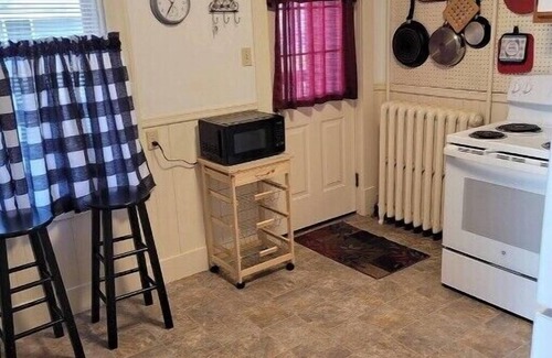 East Haven  Rutland County Apartment | Roberts ave. Immaculate Rental For Nurses Apt C