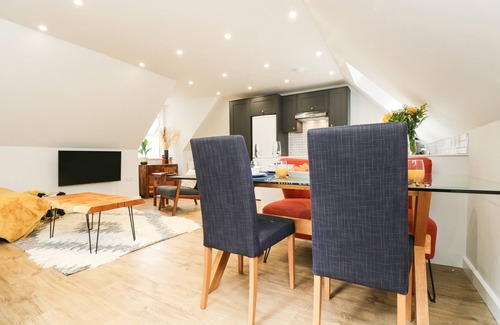 Camborne Apartment | ROBIN'S NEST AT THE SHIRE INN, family friendly in Camborne