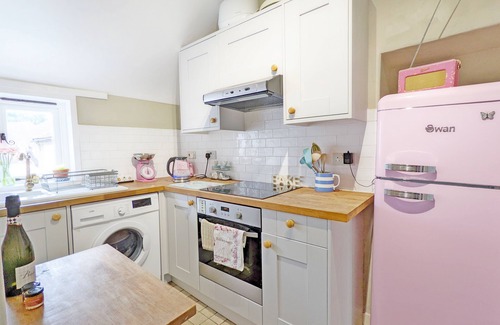 Billingshurst Cottage | Robins Rest, Billingshurst - sleeps 4 guests in 2 bedrooms