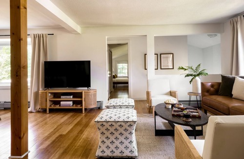 Egremont House | Robin’s Retreat by AvantStay | Carriage House at Historic Inn: Barn, Pub, Farm!