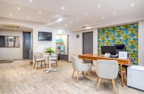 Le Lavandou Hotel | Roc Hotel - Hôtel 4 étoiles les pieds dans l'eau