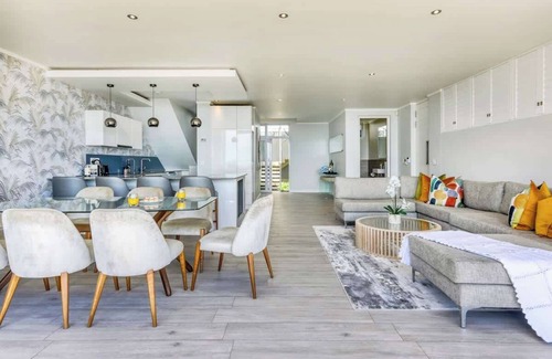 Camps Bay House | Rocha - Chic Villa, 150m to Beach, Pool, Roof Deck