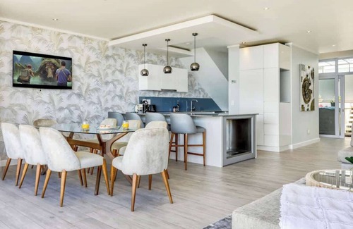Camps Bay House | Rocha - Chic Villa, 150m to Beach, Pool, Roof Deck