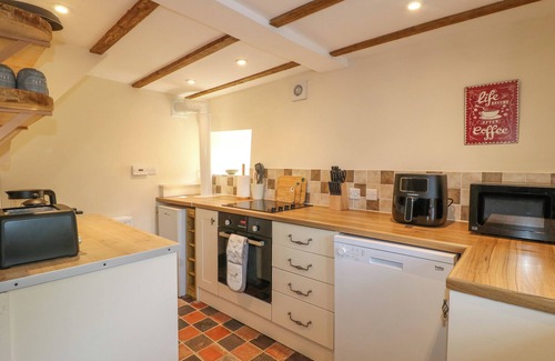 Carsington Cottage | ROCK COTTAGE, pet friendly, with a garden in Wirksworth