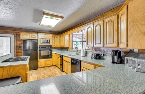 Davis Cabin | 'Rock Creek Lodge' 1 Mi to Lake of the Arbuckles!