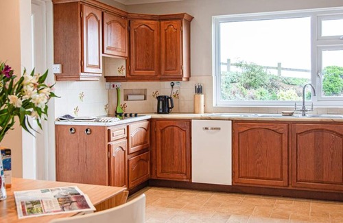 Gorran Haven House | Rock Pools is a spacious detached house set in a quiet residential area in Gorran Haven